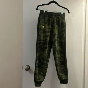 Boys Under Armour Green Camo Sweatpants size JLG